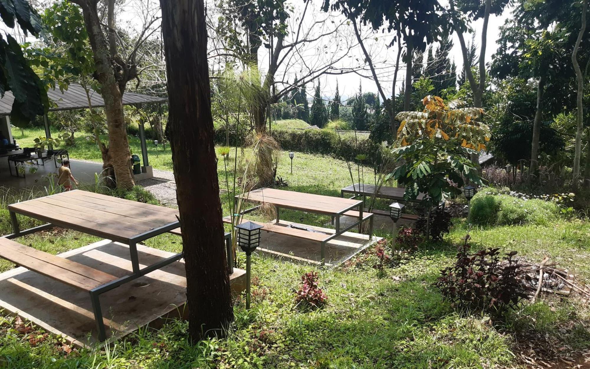 Hotel Bukit Pinus Tegalharendong Kültér fotó